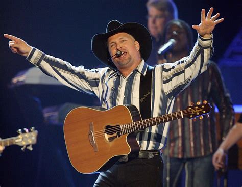 Male Country Music Singers Who Smoke Cigarettes: A Smoky Symphony of Talent and Tradition